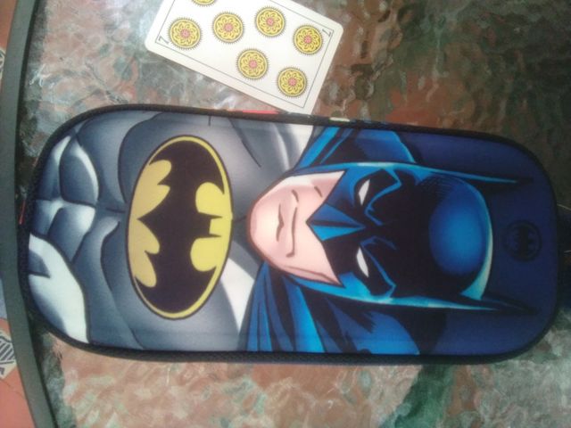 Portatodo doble relieve Batman a estrenar.