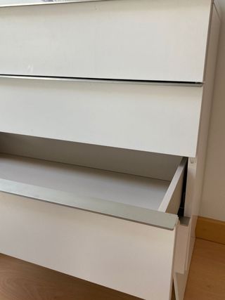 Cómoda cuatro cajones