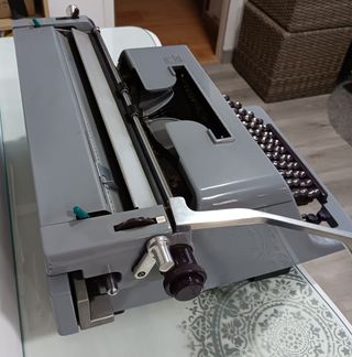 Máquina de escribir antigua Olivetti Línea 88