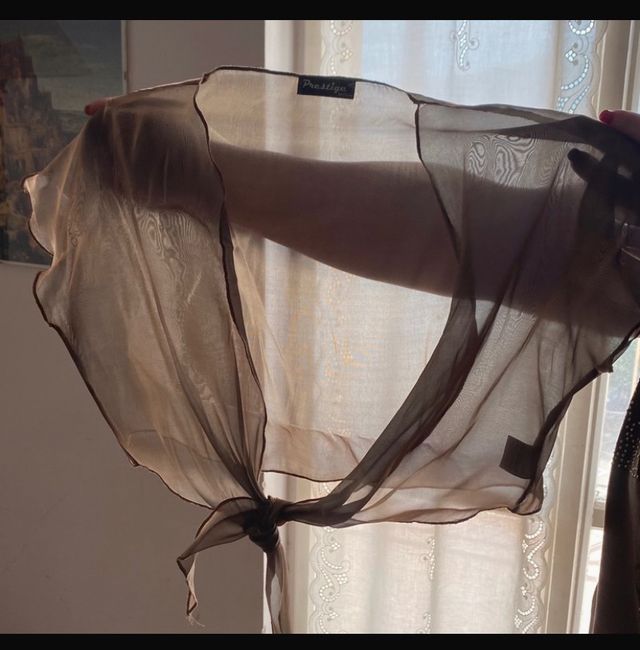 Abito elegante con coprispalle