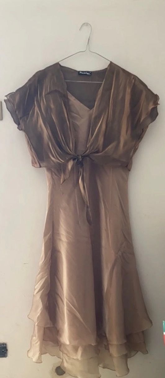 Abito elegante con coprispalle