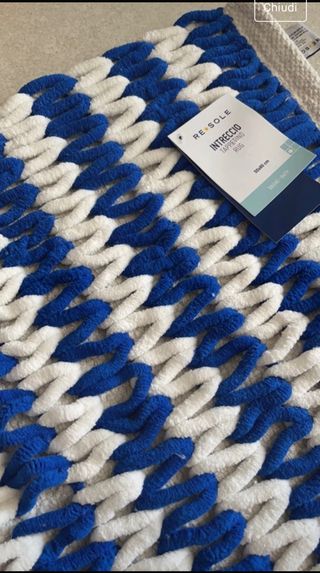 tappetino blu e bianco 