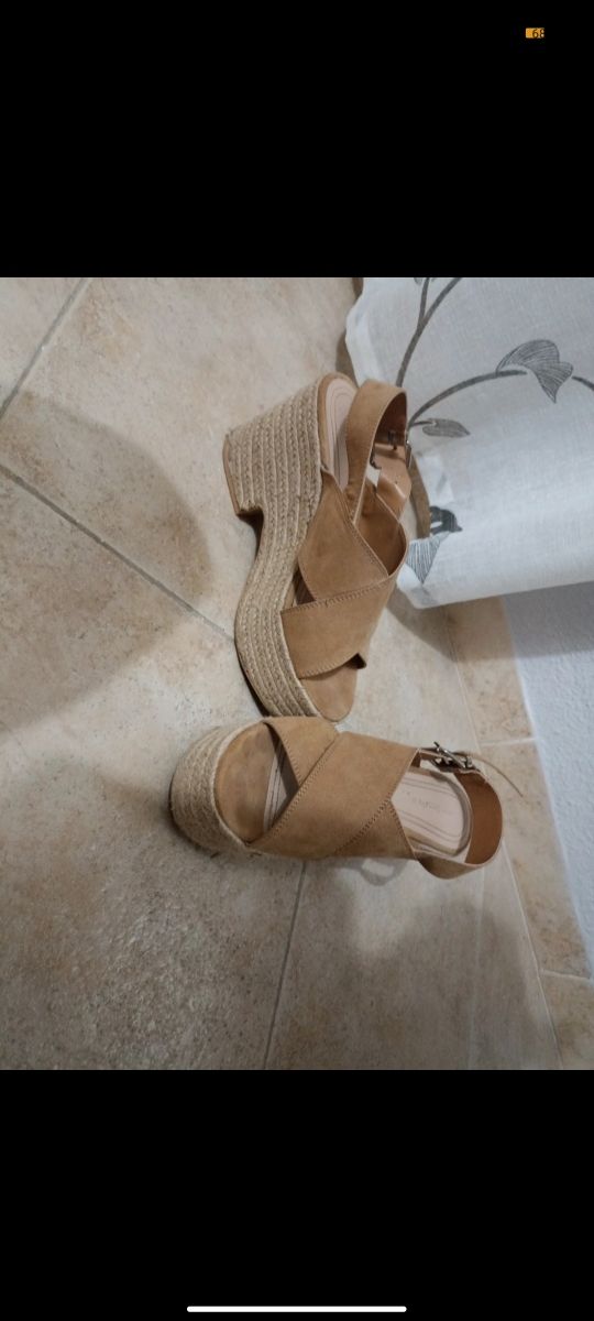 Sandalia de tacón de esparto