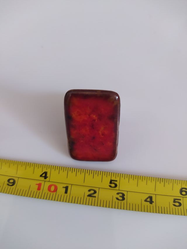 Anillo ajustable rojo.