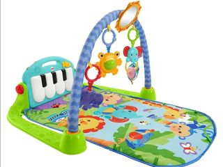 Alfombra bebé con piano para pies