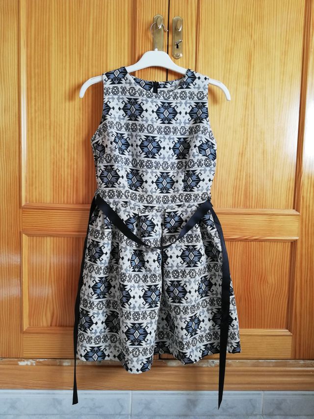 2 VESTIDOS UNO  DE ZARA, OTRO OTRA MARCA . TALLA M