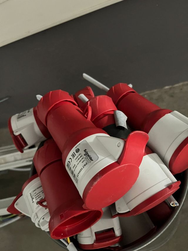 Enchufe trifasico hembra