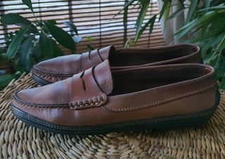 Mocassins castanhos em couro.  Tod's.