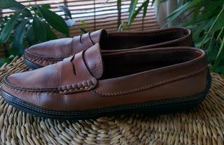 Mocassins castanhos em couro.  Tod's.