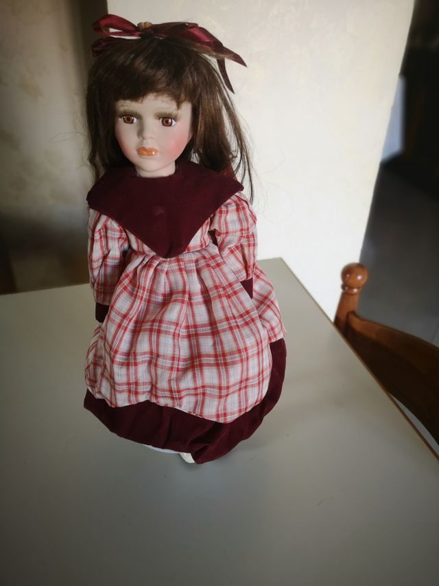 Bambola di porcellana vintage