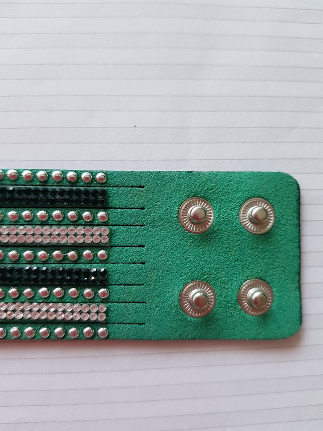 Bracciale in pelle/strass verde prato