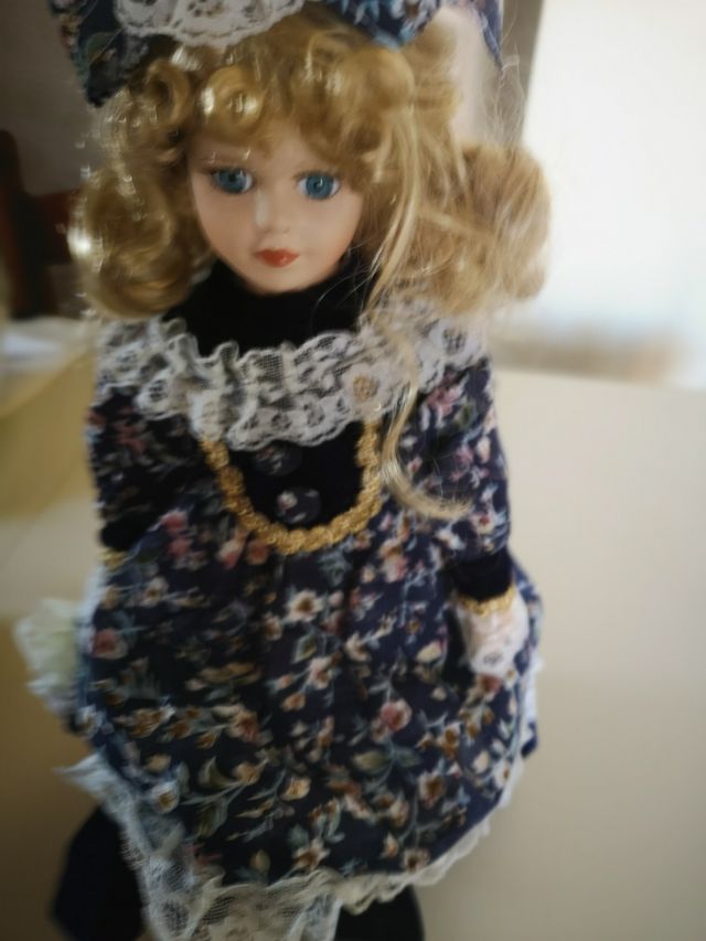 Bambola con vestito a fiori