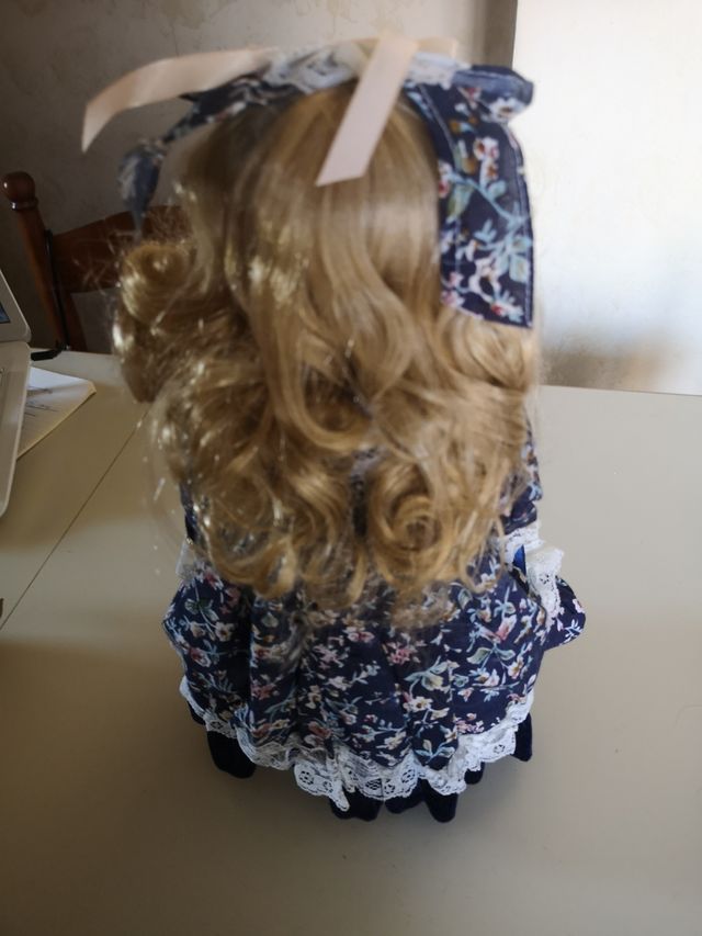 Bambola con vestito a fiori