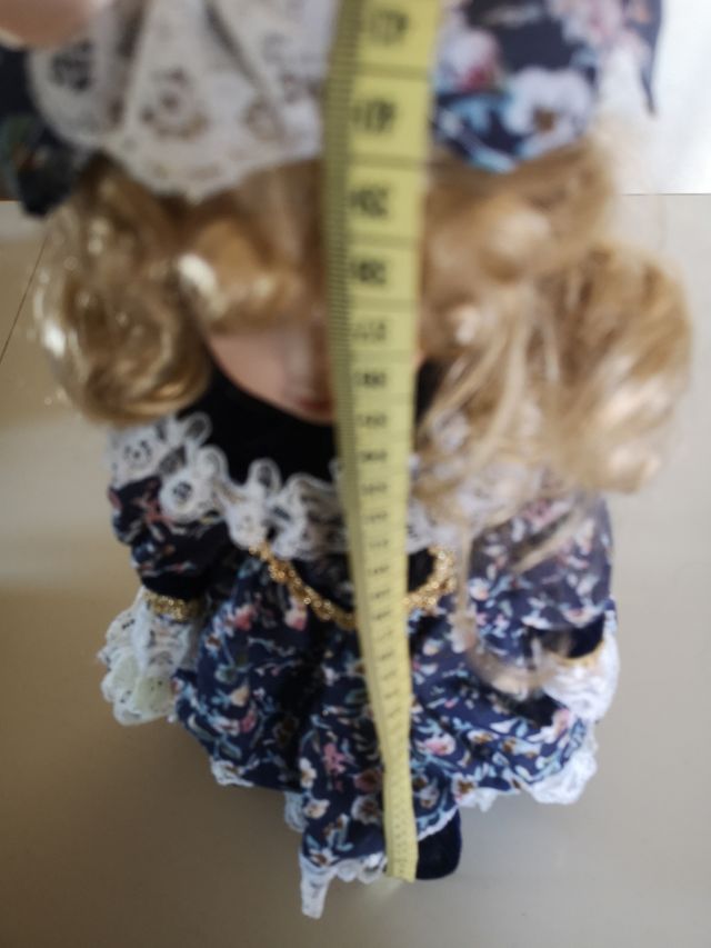 Bambola con vestito a fiori