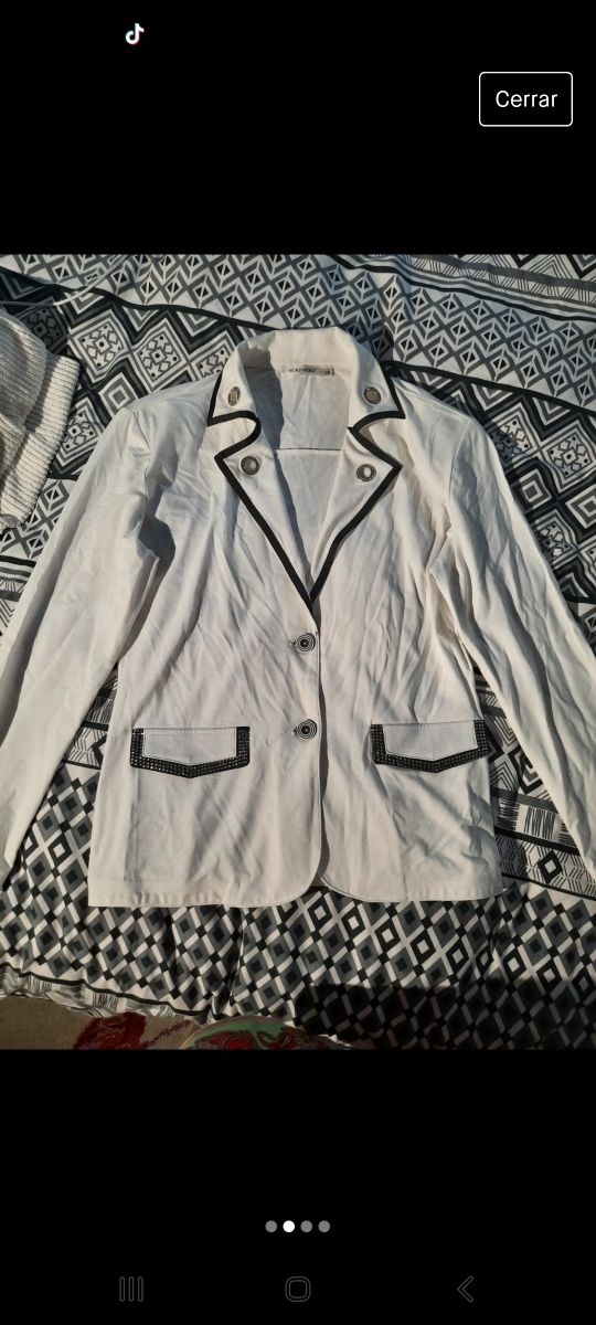 conjunto americana y camiseta blanca