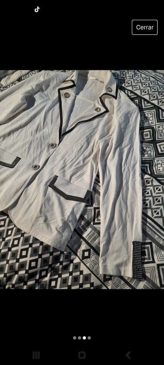 conjunto americana y camiseta blanca