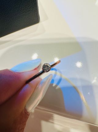 anillo con brillante