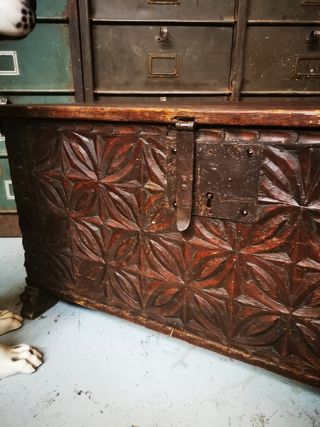 Baúl muy antiguo. Madera tallada