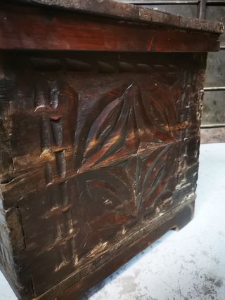 Baúl muy antiguo. Madera tallada