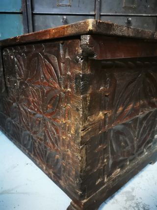 Baúl muy antiguo. Madera tallada