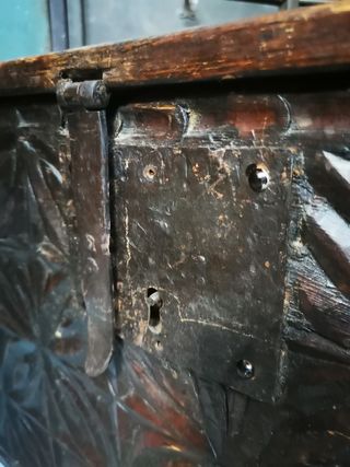 Baúl muy antiguo. Madera tallada