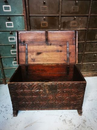 Baúl muy antiguo. Madera tallada