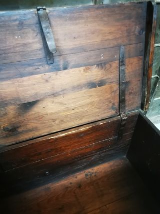 Baúl muy antiguo. Madera tallada