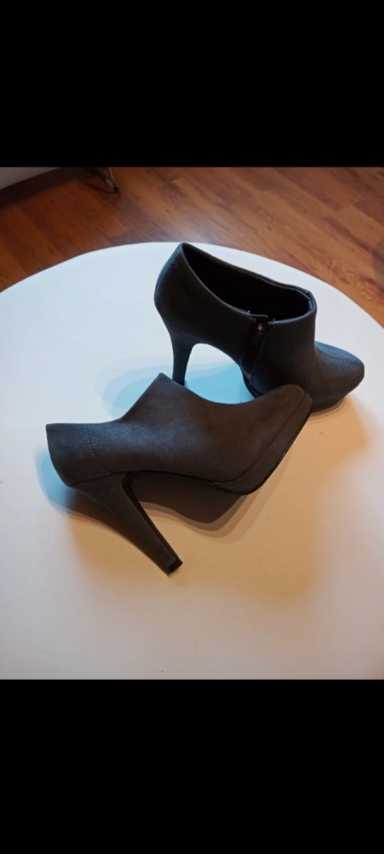 Botines tacón antelina gris