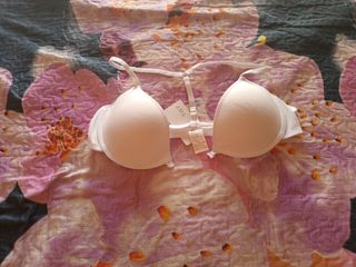 Sujetador blanco, que se abrocha por delante