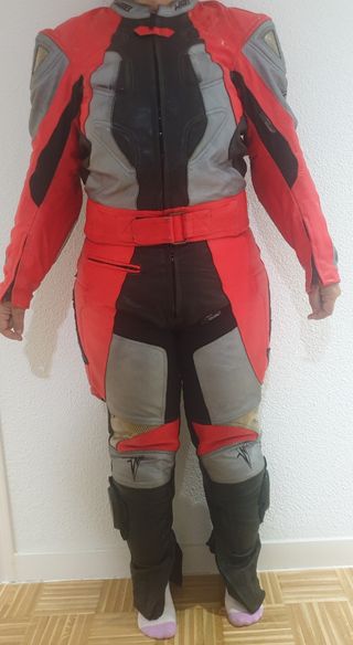 Mono de moto de cuero de dos piezas marca WinTex.