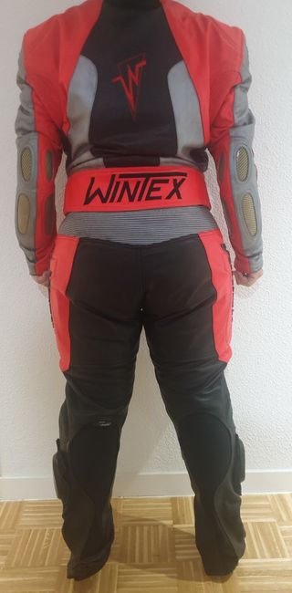 Mono de moto de cuero de dos piezas marca WinTex.