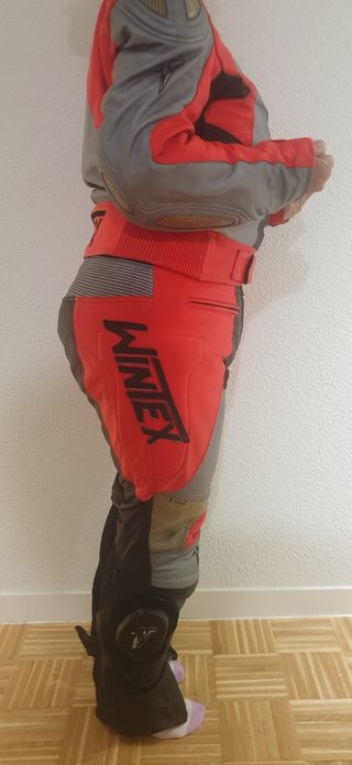 Mono de moto de cuero de dos piezas marca WinTex.