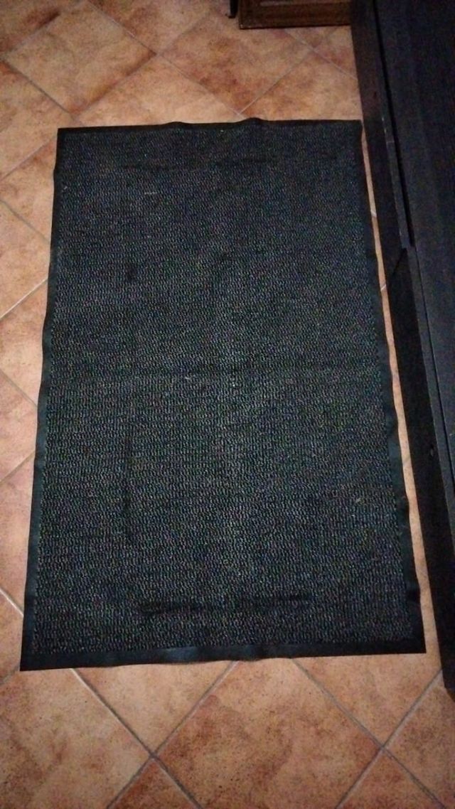 GRANDE TAPPETO NERO INUTILIZZATO