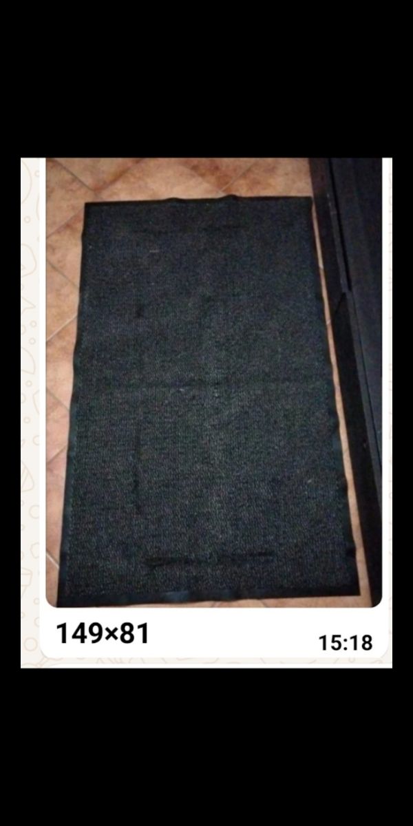 GRANDE TAPPETO NERO INUTILIZZATO