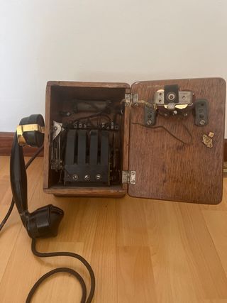 Antiguo teléfono de pared de magneto