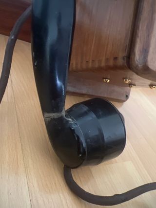 Antiguo teléfono de pared de magneto