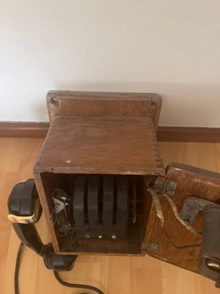Antiguo teléfono de pared de magneto
