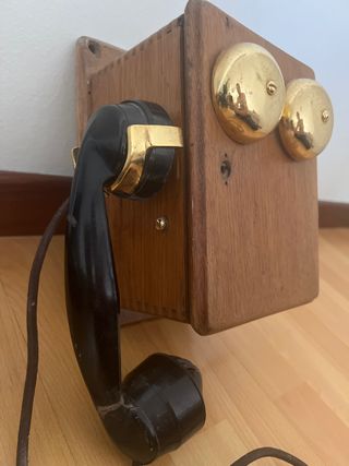 Antiguo teléfono de pared de magneto