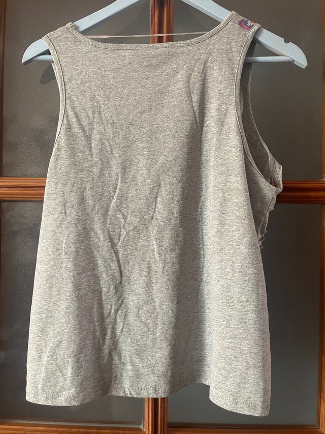 camiseta gris