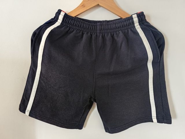 Uniforme escolar:  pantalón corto