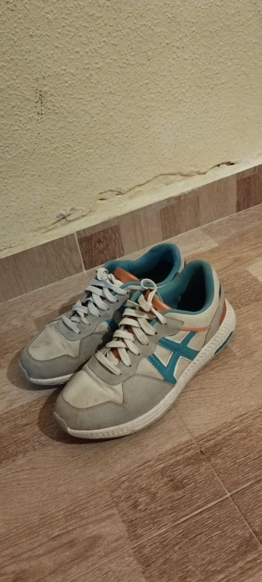 Zapatillas blancas azules y bronce