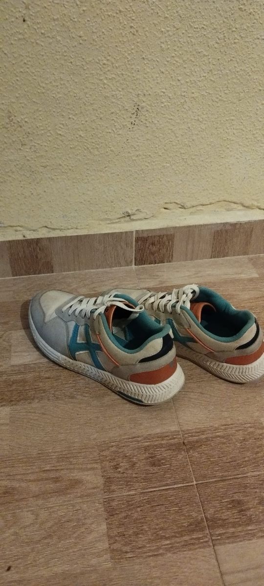 Zapatillas blancas azules y bronce