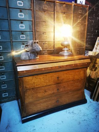Cómoda madera antigua.