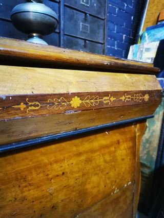 Cómoda madera antigua.