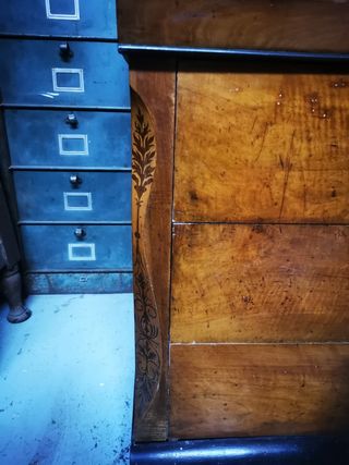 Cómoda madera antigua.