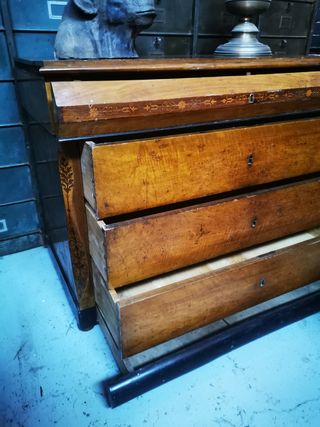 Cómoda madera antigua.