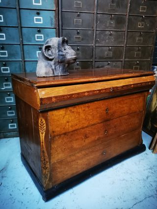 Cómoda madera antigua.