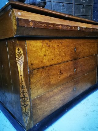 Cómoda madera antigua.