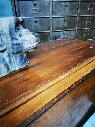 Cómoda madera antigua.