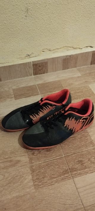 Unas zapatillas de fútbol sala